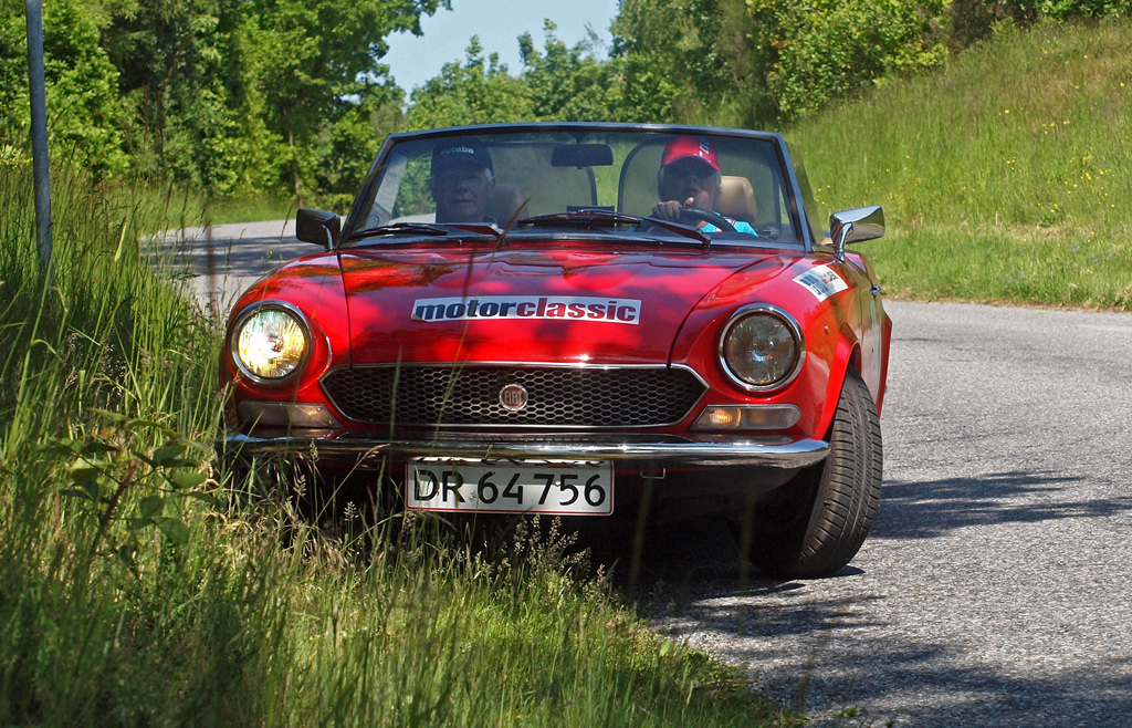 En af de spændende old timere 11CCC er en Fiat Spider 124, som præsenteres i hænderne på: Lars og Erik Toft (Skive/Svenstrup).
(Foto: Åge Keseler Kirketerp)